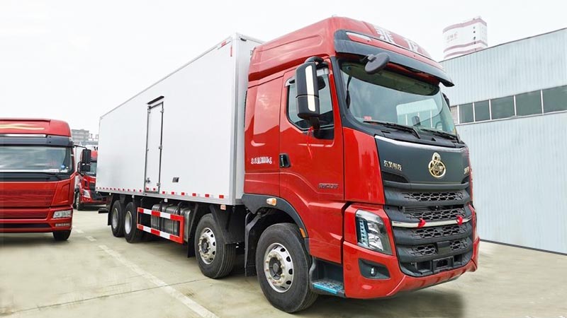 柳汽乘龙前四后八冷藏车(6米以上)正侧面